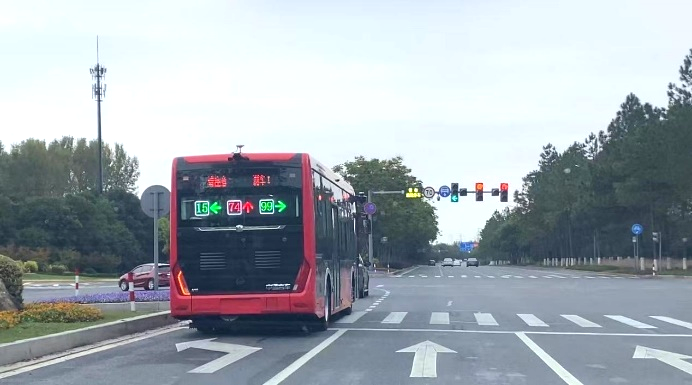 未来出行|公交车尾自带“红绿灯”？！再也不怕跟车时误闯红灯了